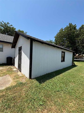 611 7th St, Elgin, OK 73538