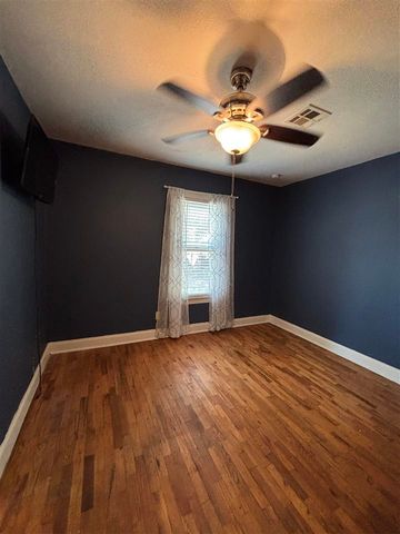 611 7th St, Elgin, OK 73538