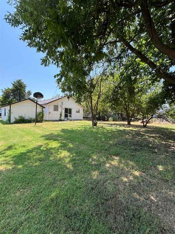 611 7th St, Elgin, OK 73538