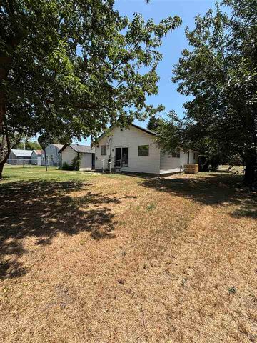 611 7th St, Elgin, OK 73538