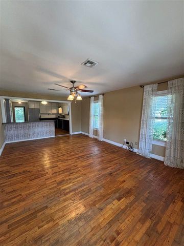 611 7th St, Elgin, OK 73538