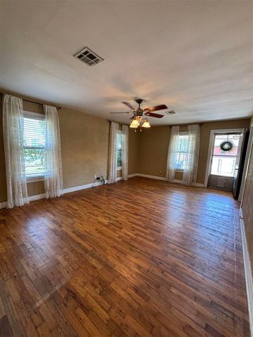 611 7th St, Elgin, OK 73538