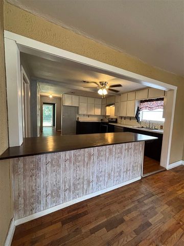 611 7th St, Elgin, OK 73538