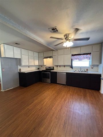 611 7th St, Elgin, OK 73538