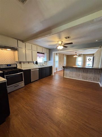 611 7th St, Elgin, OK 73538