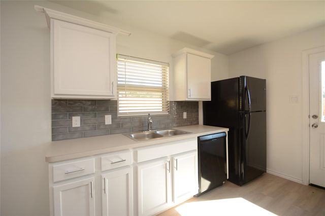 1319 Winding Willow Drive, Pinehurst, TX 77362