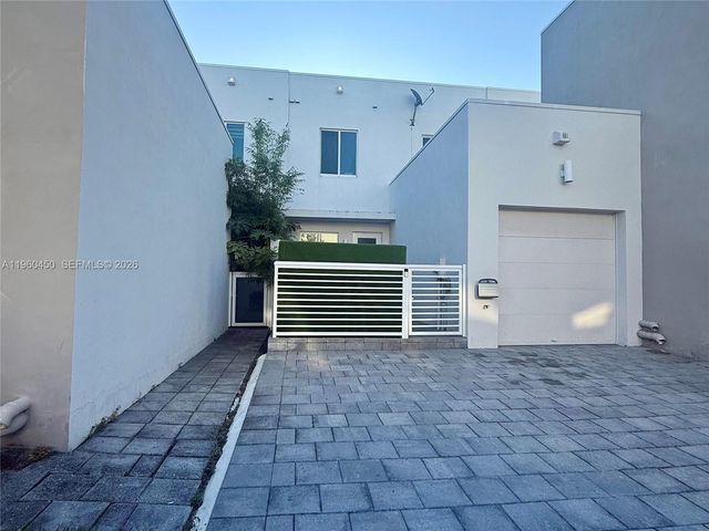 6472 NW 103rd Pl, Doral, FL 33178