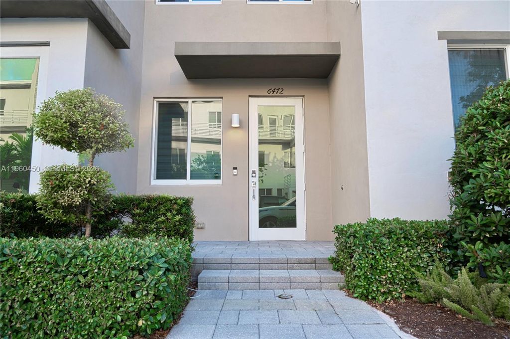 6472 NW 103rd Pl, Doral, FL 33178