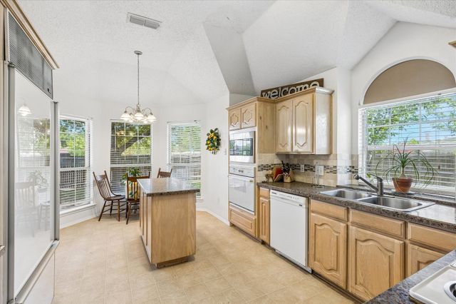 433 Sherwood Court, Burleson, TX 76028