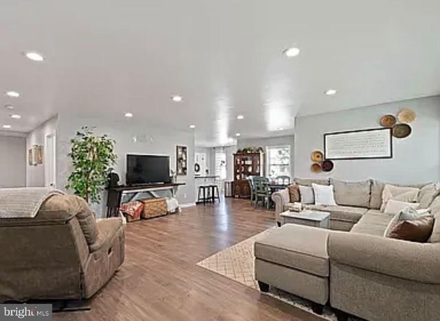 1 W POST RD, Morrisville, PA 19067