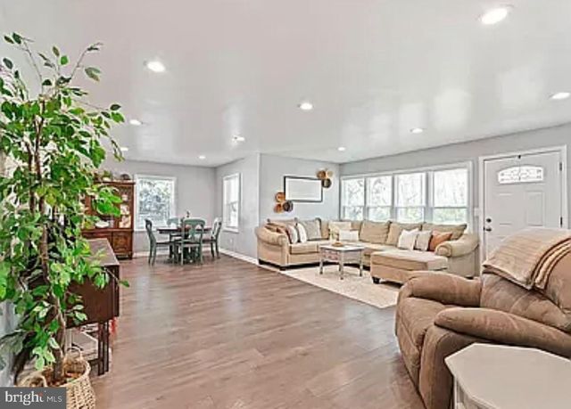 1 W POST RD, Morrisville, PA 19067