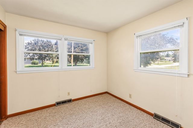 300 5th Street Place SE, Altoona, IA 50009