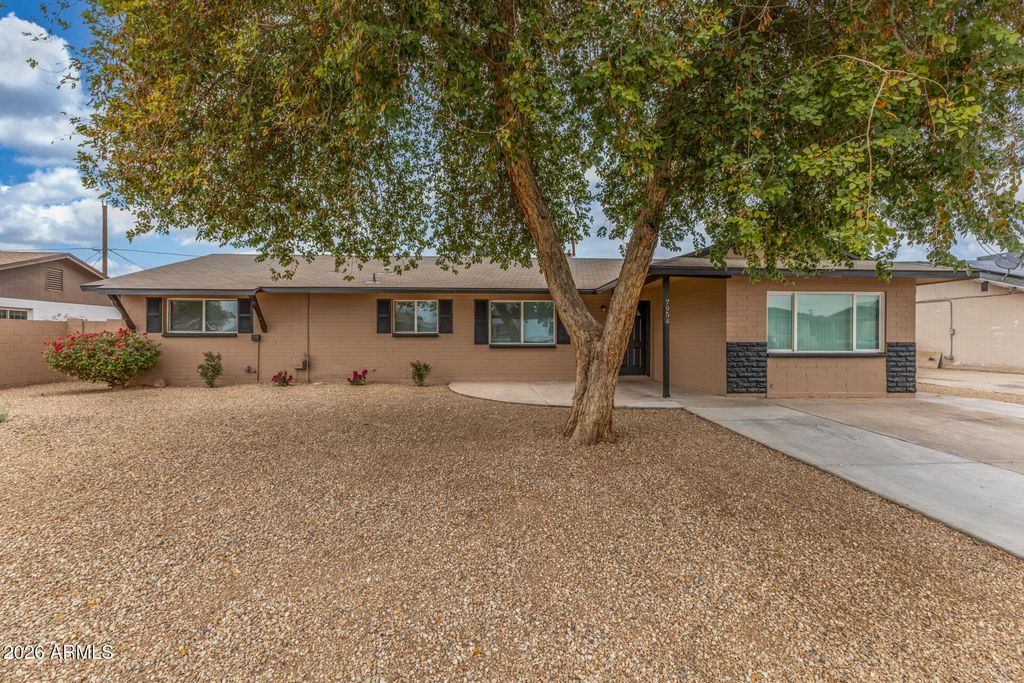 7954 W INDIANOLA Avenue, Phoenix, AZ 85033