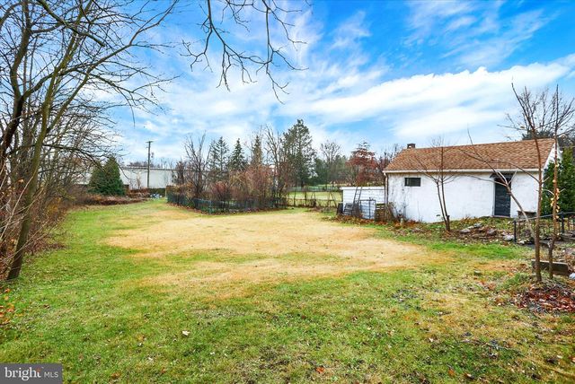 6221 BLUE BIRD AVE, Harrisburg, PA 17112