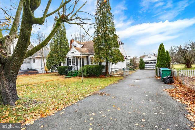 6221 BLUE BIRD AVE, Harrisburg, PA 17112