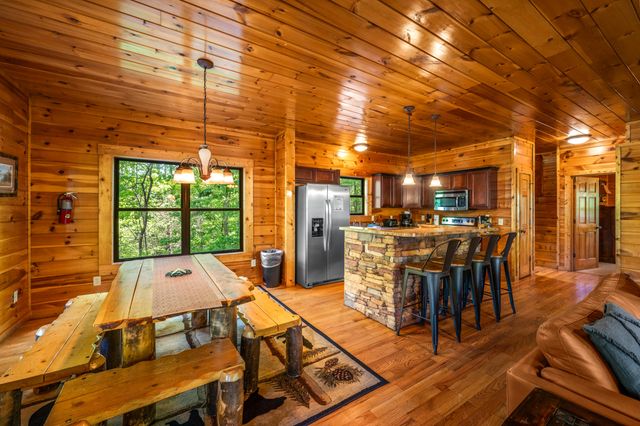 1820 Elk Springs Way, Gatlinburg, TN 37738