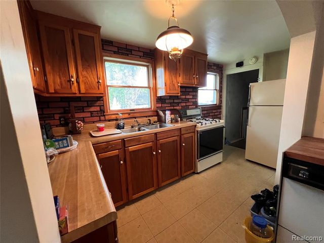 22095 Elmwood Avenue, Eastpointe, MI 48021
