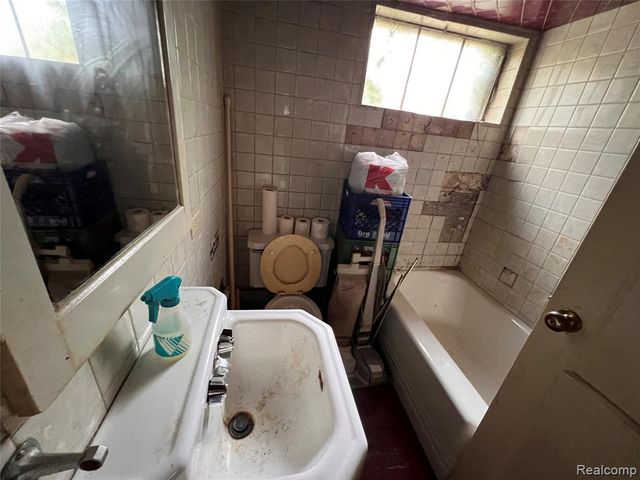 22095 Elmwood Avenue, Eastpointe, MI 48021