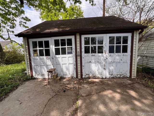 22095 Elmwood Avenue, Eastpointe, MI 48021