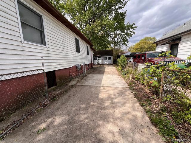 22095 Elmwood Avenue, Eastpointe, MI 48021