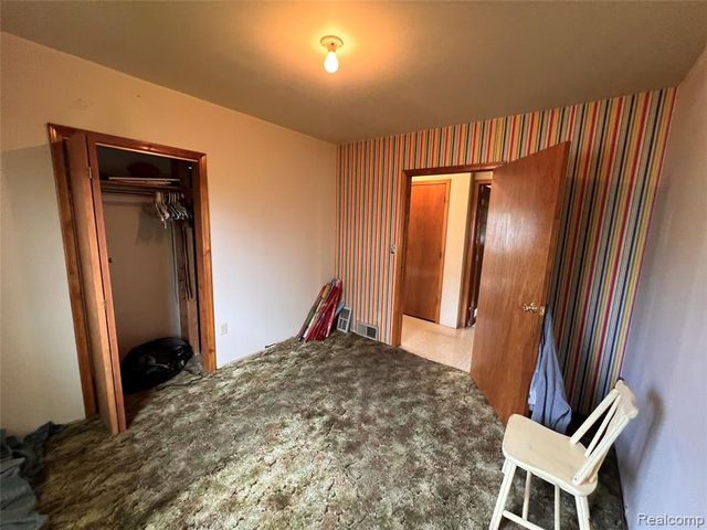 22095 Elmwood Avenue, Eastpointe, MI 48021