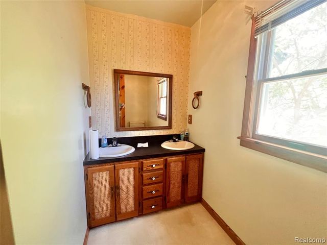 22095 Elmwood Avenue, Eastpointe, MI 48021