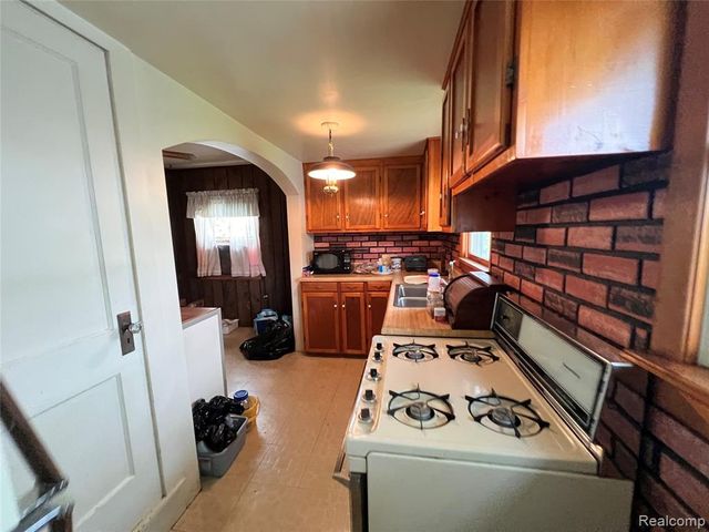 22095 Elmwood Avenue, Eastpointe, MI 48021
