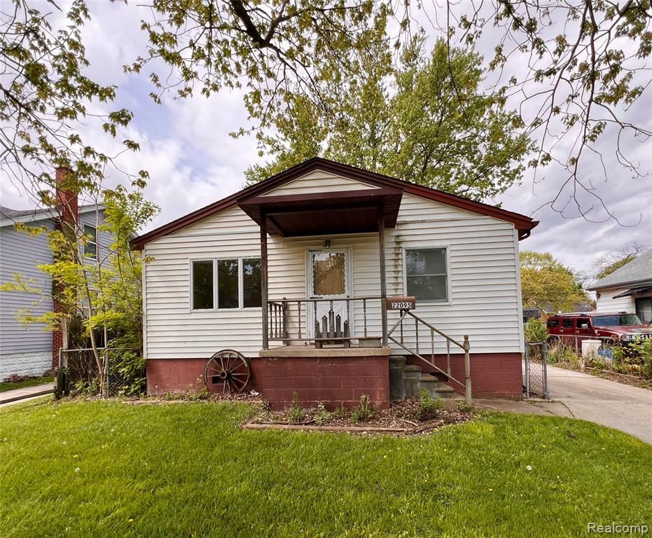 22095 Elmwood Avenue, Eastpointe, MI 48021
