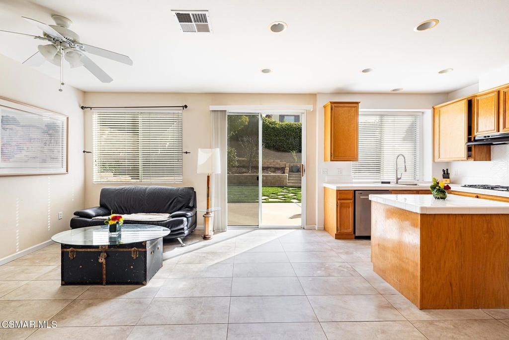 Image 25 of property listing at 2684 Sunshine Valley Court, Simi Valley, CA 93063
