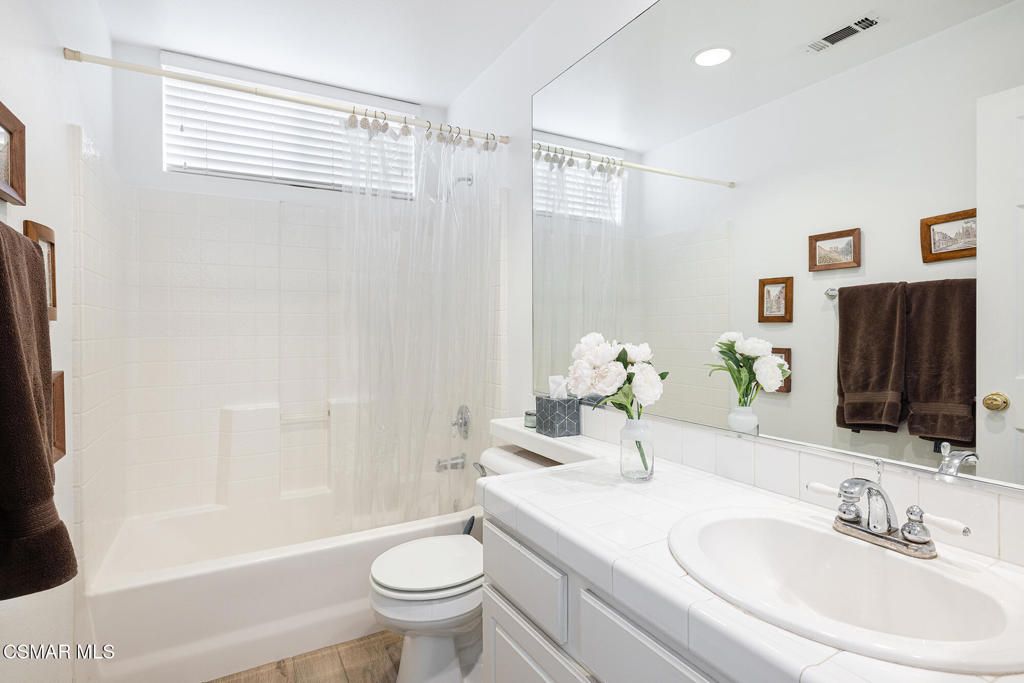 Image 7 of property listing at 2684 Sunshine Valley Court, Simi Valley, CA 93063