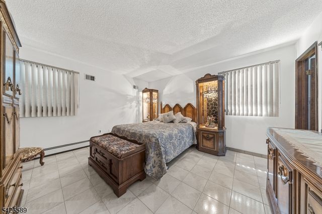 347 Manor Ct, Lyndhurst Twp., NJ 07071