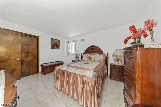 347 Manor Ct, Lyndhurst Twp., NJ 07071