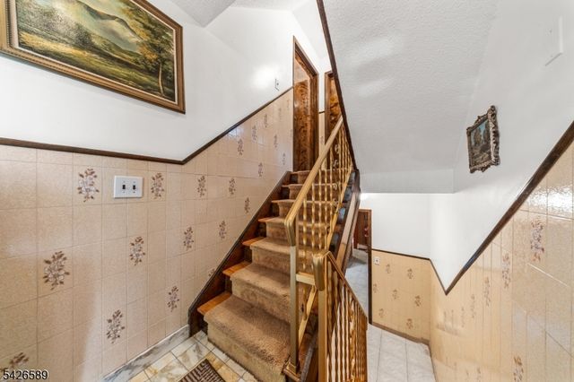 347 Manor Ct, Lyndhurst Twp., NJ 07071