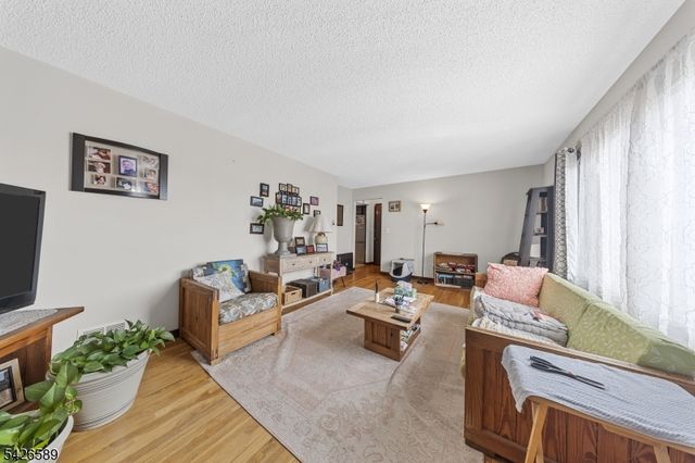 347 Manor Ct, Lyndhurst Twp., NJ 07071