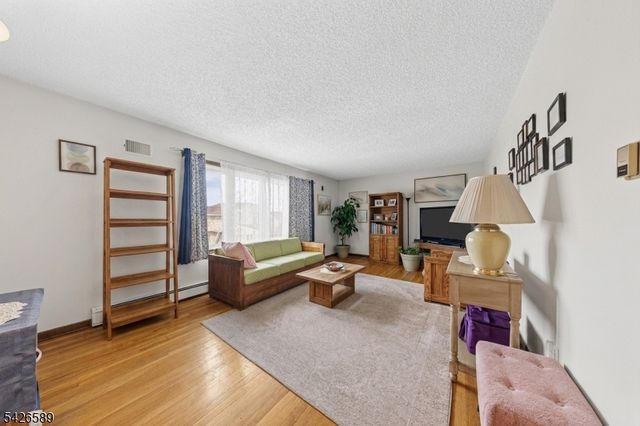 347 Manor Ct, Lyndhurst Twp., NJ 07071