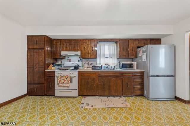 347 Manor Ct, Lyndhurst Twp., NJ 07071