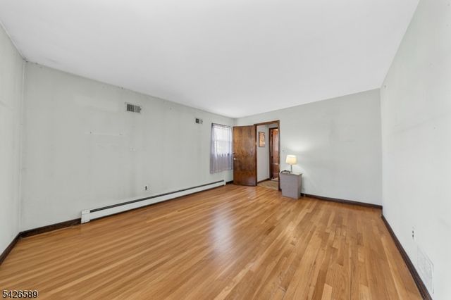 347 Manor Ct, Lyndhurst Twp., NJ 07071