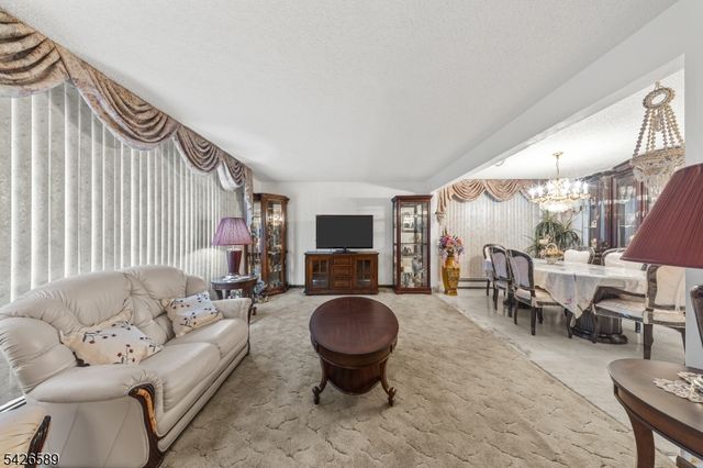 347 Manor Ct, Lyndhurst Twp., NJ 07071