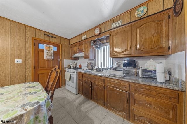 347 Manor Ct, Lyndhurst Twp., NJ 07071