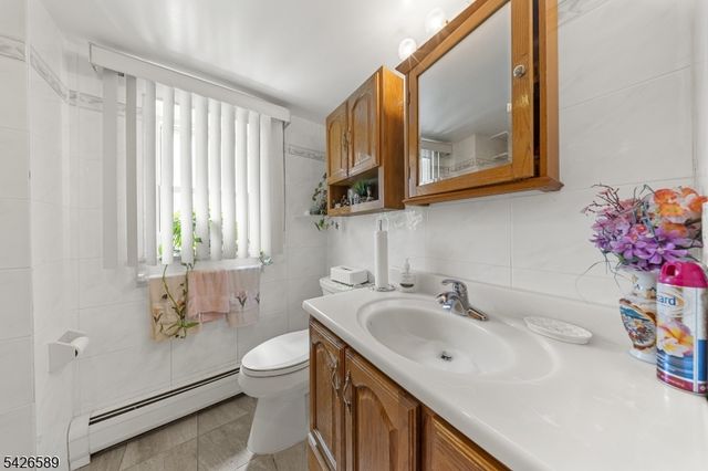 347 Manor Ct, Lyndhurst Twp., NJ 07071