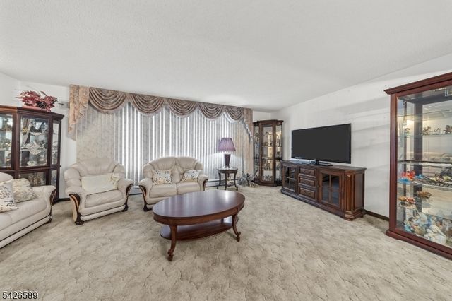 347 Manor Ct, Lyndhurst Twp., NJ 07071