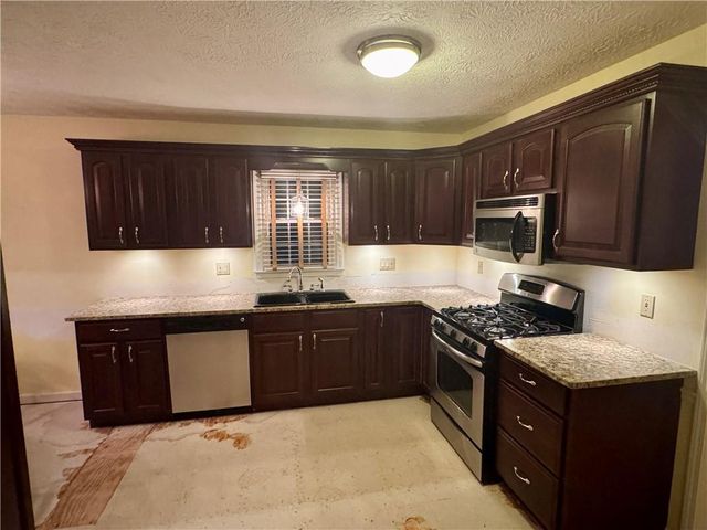 195 Brandenburgh Circle, Roswell, GA 30075
