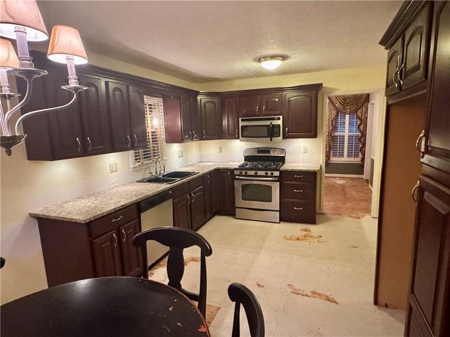 195 Brandenburgh Circle, Roswell, GA 30075