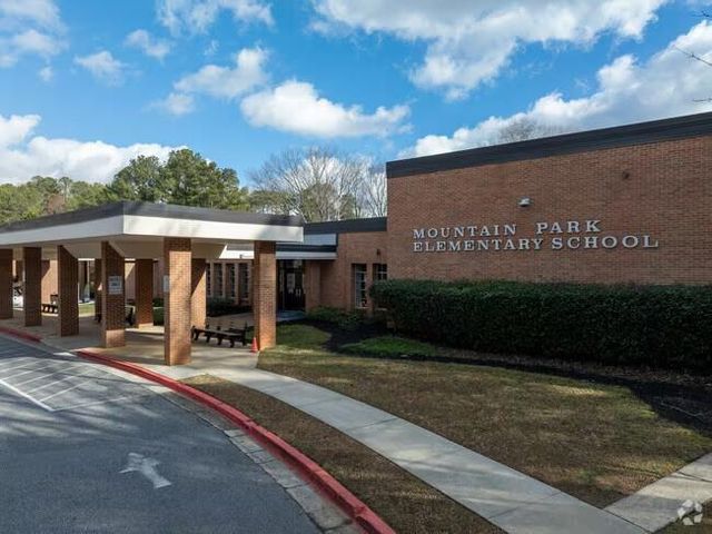 195 Brandenburgh Circle, Roswell, GA 30075