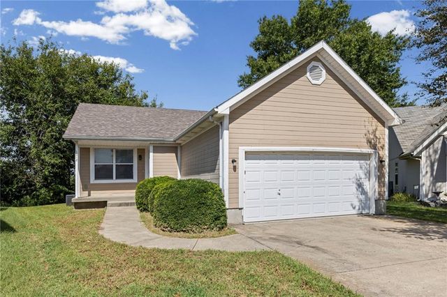1012 NE Queens Court, Lee's Summit, MO 64064
