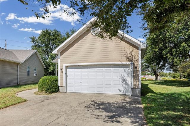 1012 NE Queens Court, Lee's Summit, MO 64064
