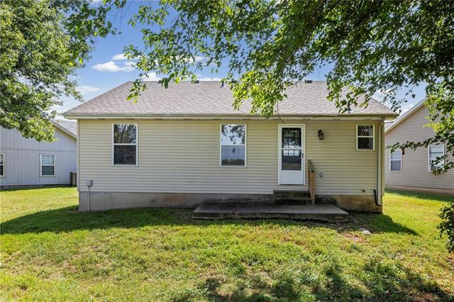 1012 NE Queens Court, Lee's Summit, MO 64064