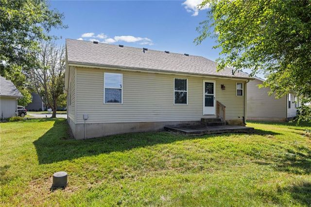 1012 NE Queens Court, Lee's Summit, MO 64064