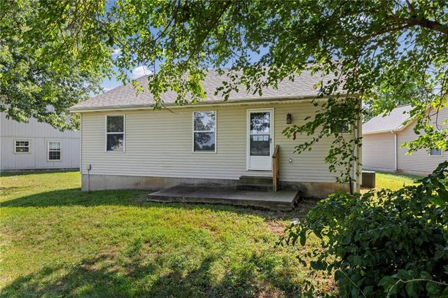 1012 NE Queens Court, Lee's Summit, MO 64064