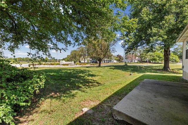 1012 NE Queens Court, Lee's Summit, MO 64064